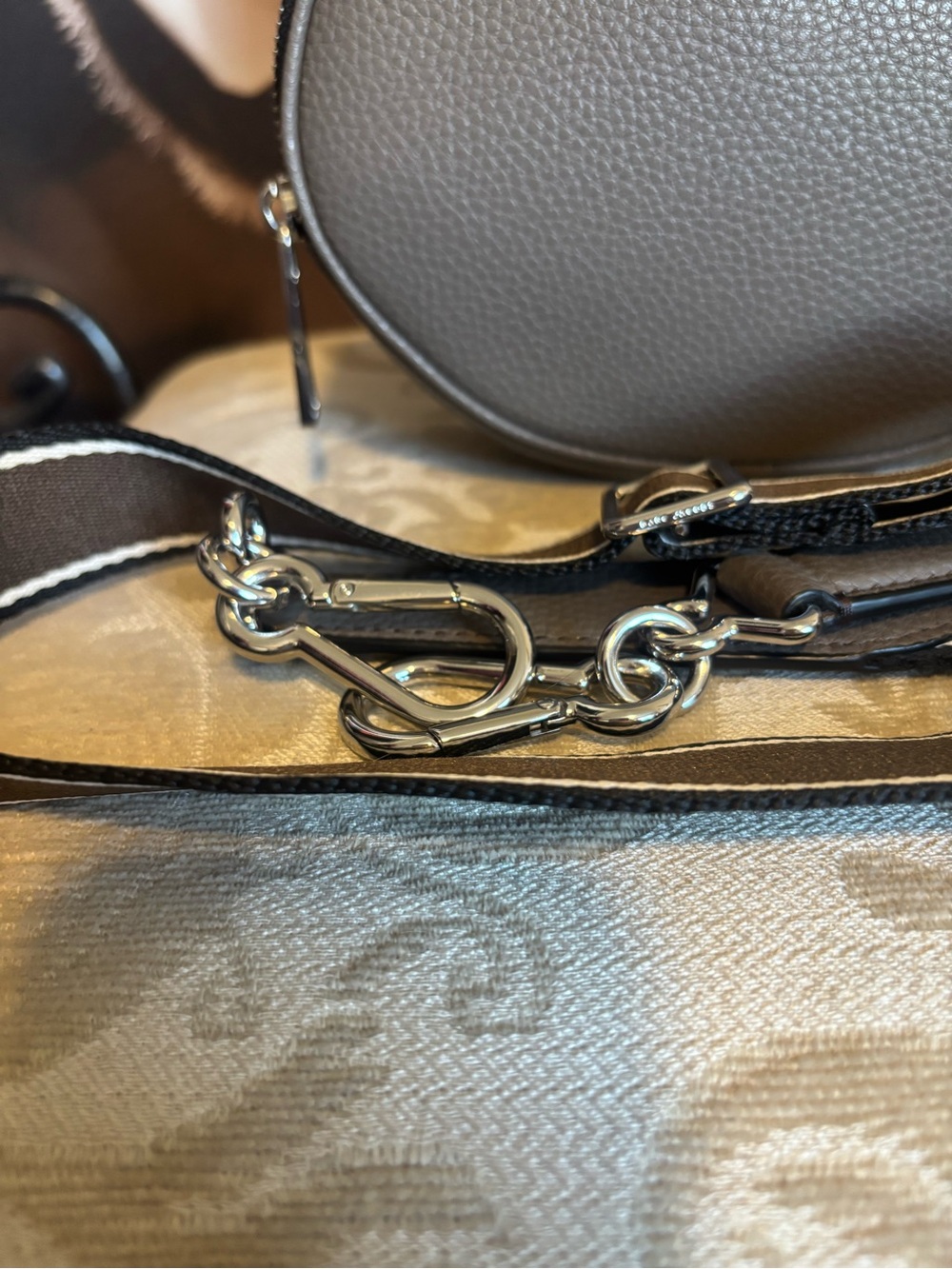 Marc Jacobs Oval Pebbled Leather Crossbody in Gray with Detachable Strap - Picture 3 of 12
